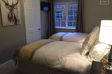هتل Illshaw Heath Farm Guest Lodge