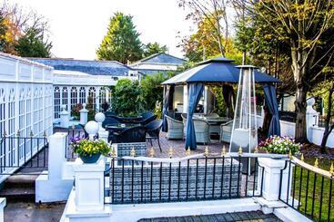 هتل The Lord Bute