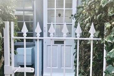 هتل Sunny Cottage | By My Getaways | Free Parking