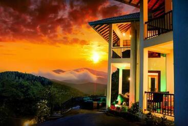 هتل The Grand Hills