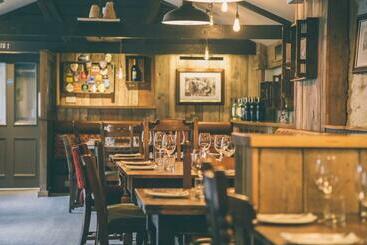 هتل The Plume Of Feathers
