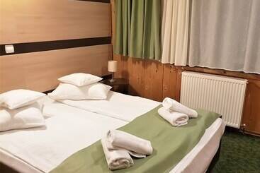 هتل Traveland Butique Resort Poiana Brasov