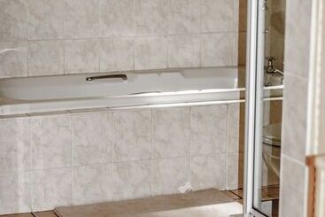 هتل 86 On Langenhoven B&b