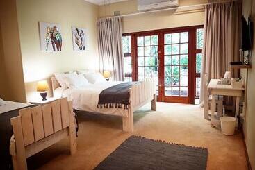 هتل 86 On Langenhoven B&b