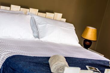 هتل 86 On Langenhoven B&b