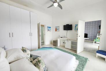هتل Blue S Guest House