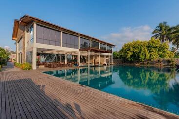 هتل Regenta Arie Lagoon Negombo