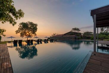 هتل Regenta Arie Lagoon Negombo