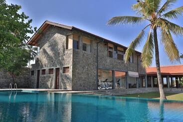 هتل Regenta Arie Lagoon Negombo
