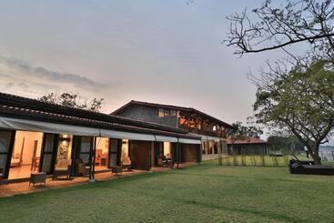 هتل Regenta Arie Lagoon Negombo