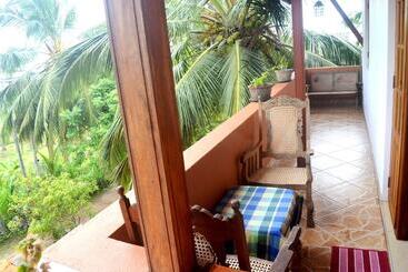 هتل Shyni Tourist Guesthouse