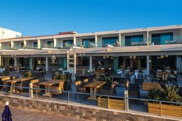 هتل Mandala Seafront Suites