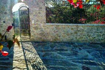 هتل روستایی Borgo Giallonardo Wine Relais