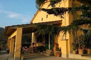 هتل Agriturismo Campofiorito