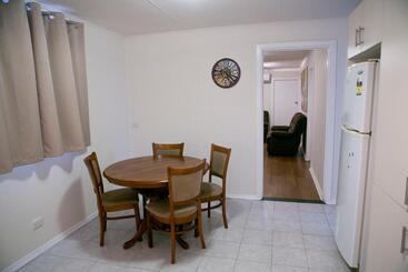 هتل Breakaway Views 374 Alp St