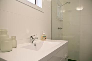 هتل Breakaway Views 374 Alp St