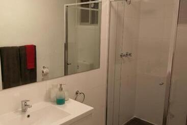 هتل Breakaway Views 374 Alp St