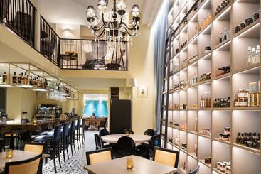 هتل Legacy Gastro Suites