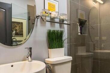 هتل Mccormick Place Guest House