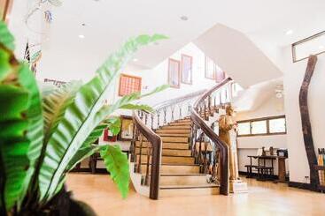 هتل Nature's Village Resort