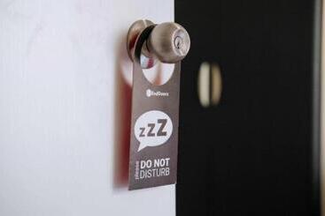 هتل Luna Netflix Chill Jomckayl Apartelle