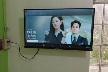 هتل Luna Netflix Chill Jomckayl Apartelle