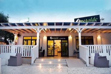 هتل Villaggio Pineta Al Mare Campground