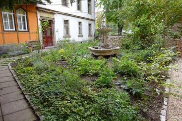 هتل Hummel Hostel   Historische Stadtvilla Mit Garten