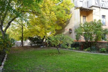 هتل Hummel Hostel   Historische Stadtvilla Mit Garten