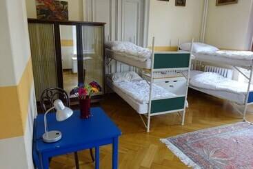 هتل Hummel Hostel   Historische Stadtvilla Mit Garten