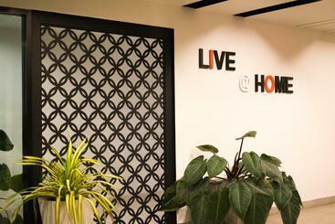 هتل Live At Home Sukhumvit 105