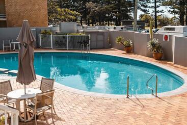هتل Cashelmara Beachfront Apartments