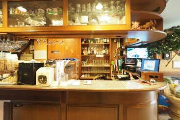 هتل Honey House1