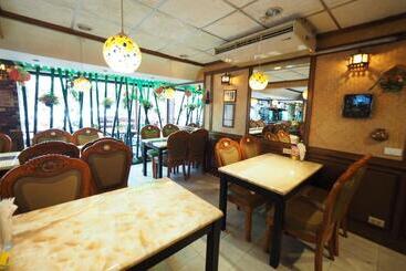 هتل Honey House1