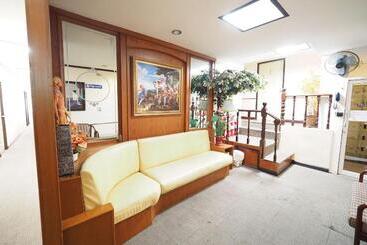 هتل Honey House1