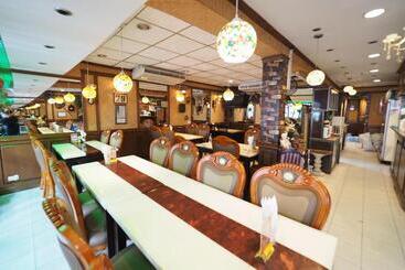 هتل Honey House1
