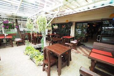 هتل Honey House1
