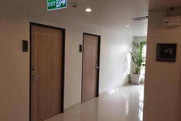 هتل Live At Home Sukhumvit 105