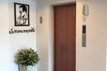 هتل Live At Home Sukhumvit 105