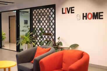 هتل Live At Home Sukhumvit 105
