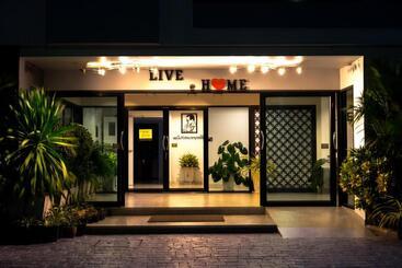 هتل Live At Home Sukhumvit 105