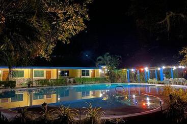 هتل Camiguin Island Golden Sunset Beach Club