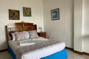 هتل Camiguin Island Golden Sunset Beach Club