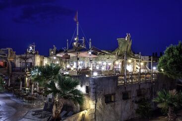 هتل Pirates World
