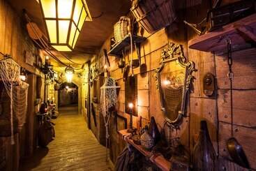 هتل Pirates World