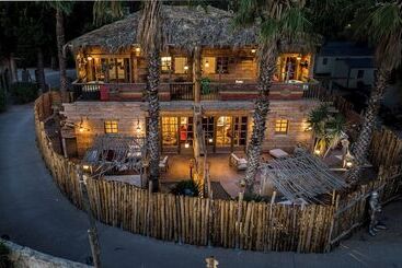 هتل Pirates World