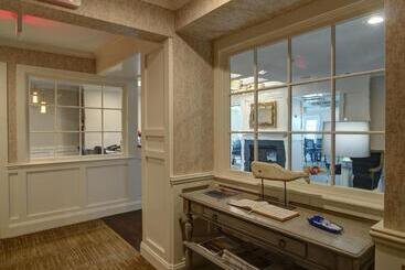 هتل Sag Harbor Inn