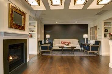 هتل Sag Harbor Inn