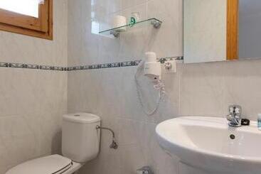 هتل Hostal Montserrat