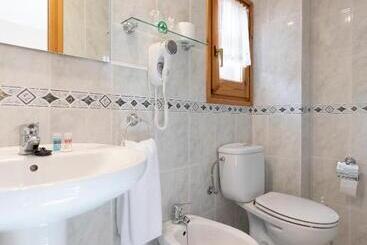 هتل Hostal Montserrat